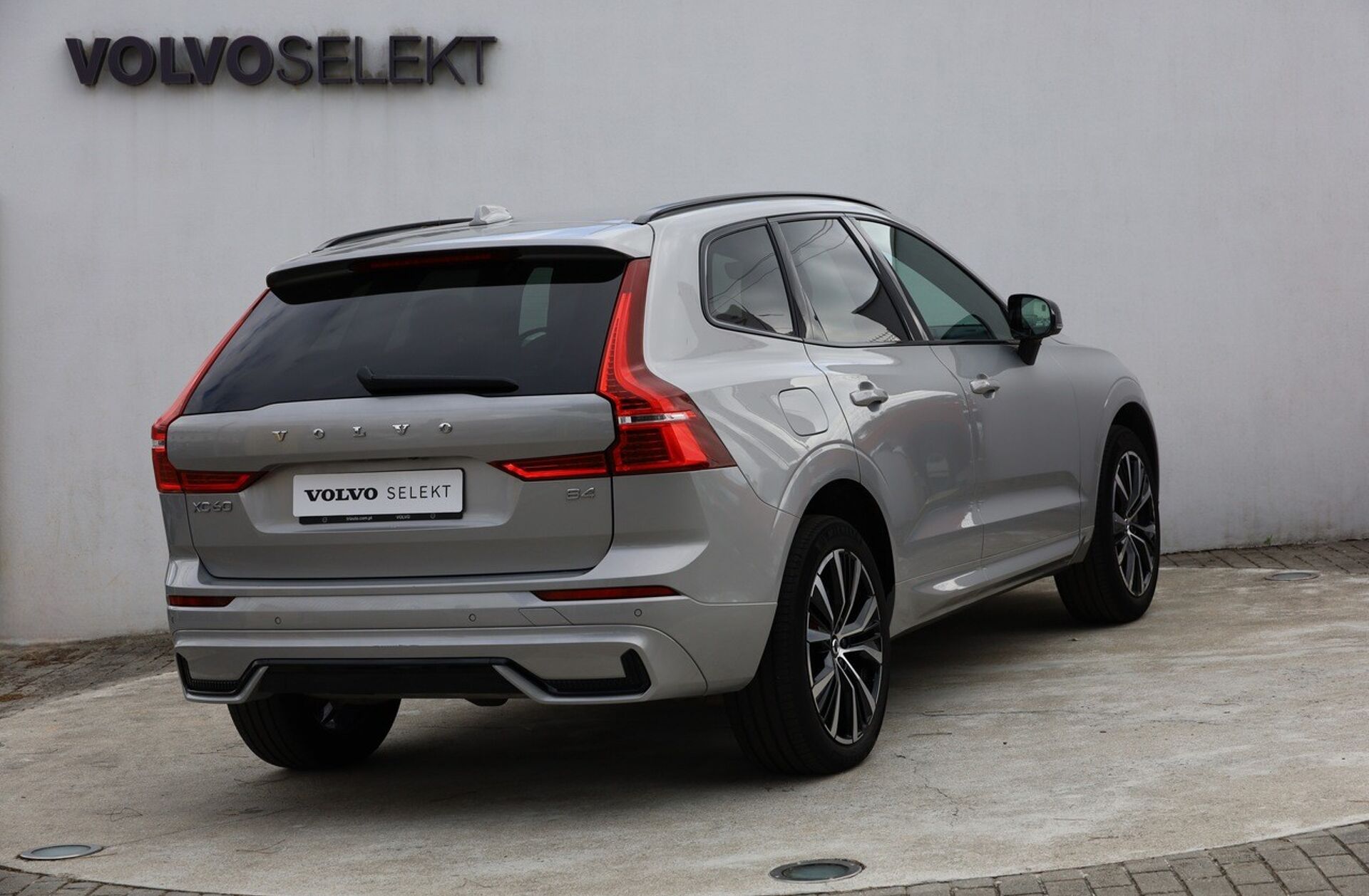VOLVO XC60 2.0 B4 Plus Dark