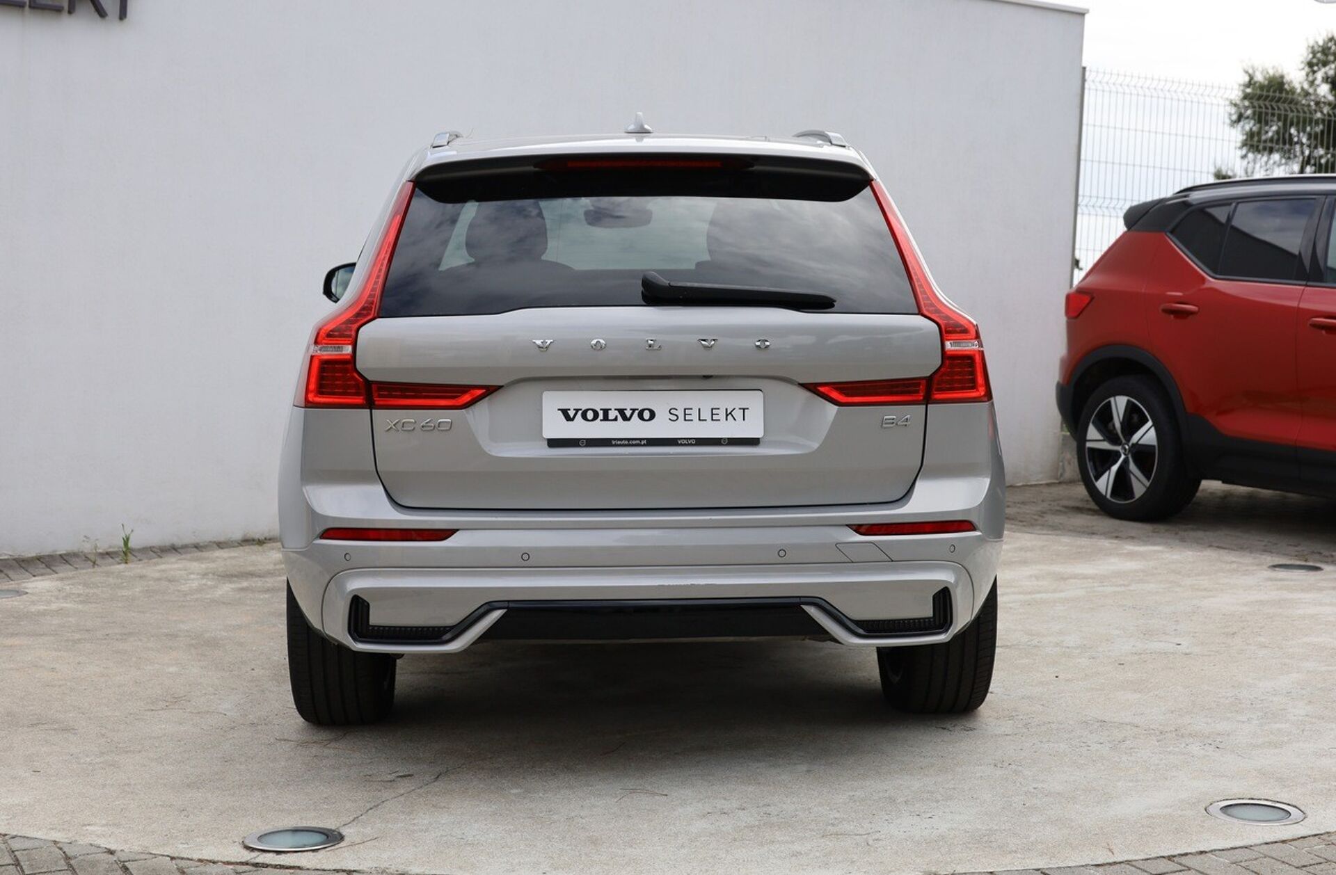 VOLVO XC60 2.0 B4 Plus Dark