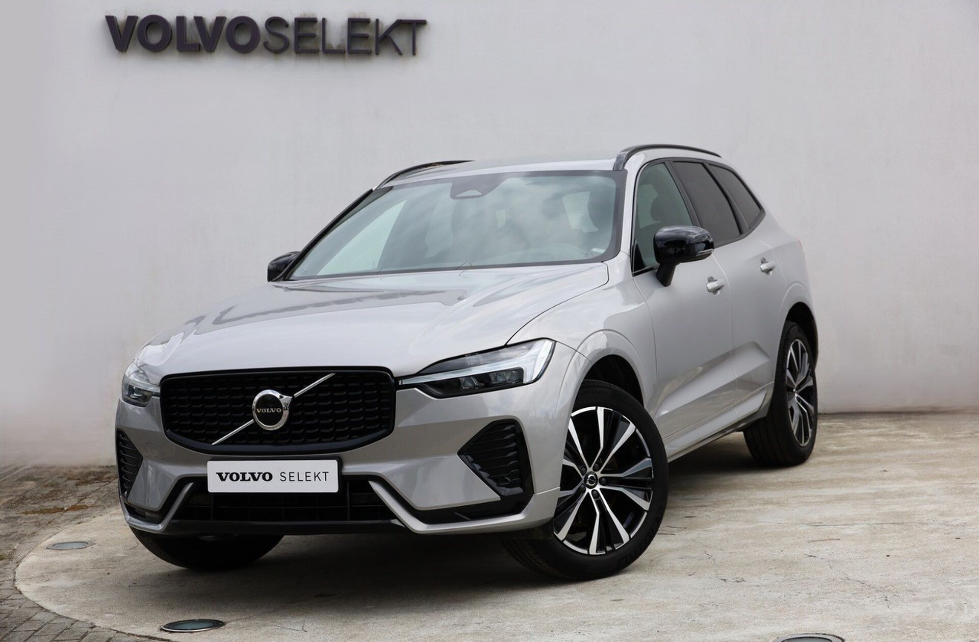 VOLVO XC60 2.0 B4 Plus Dark