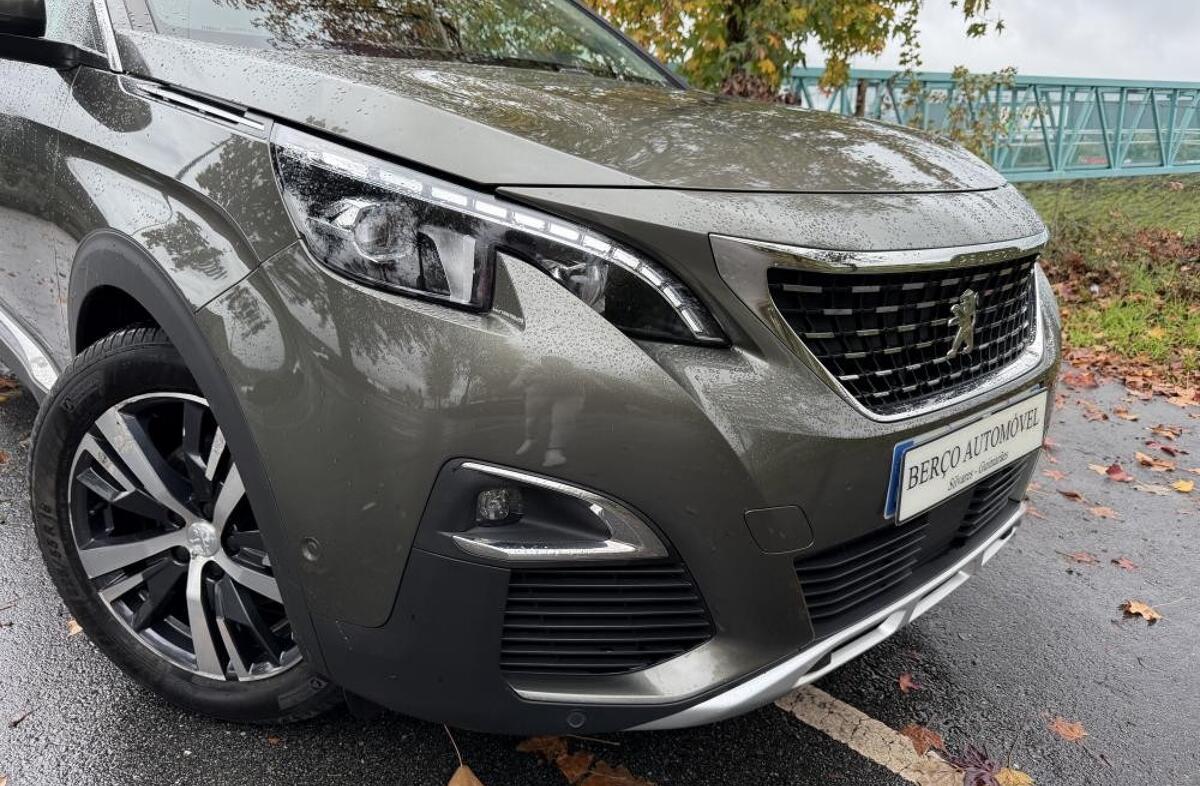 PEUGEOT 5008 1.2 PureTech Allure