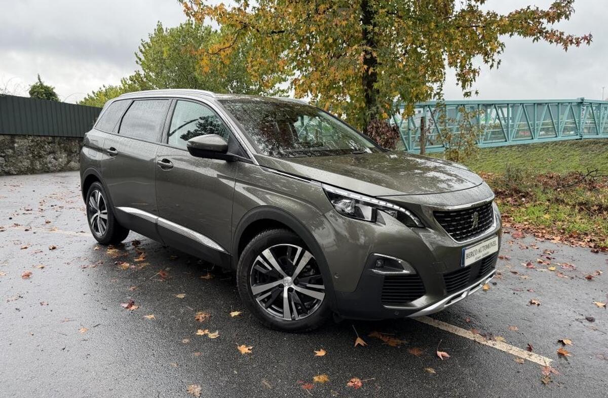PEUGEOT 5008 1.2 PureTech Allure