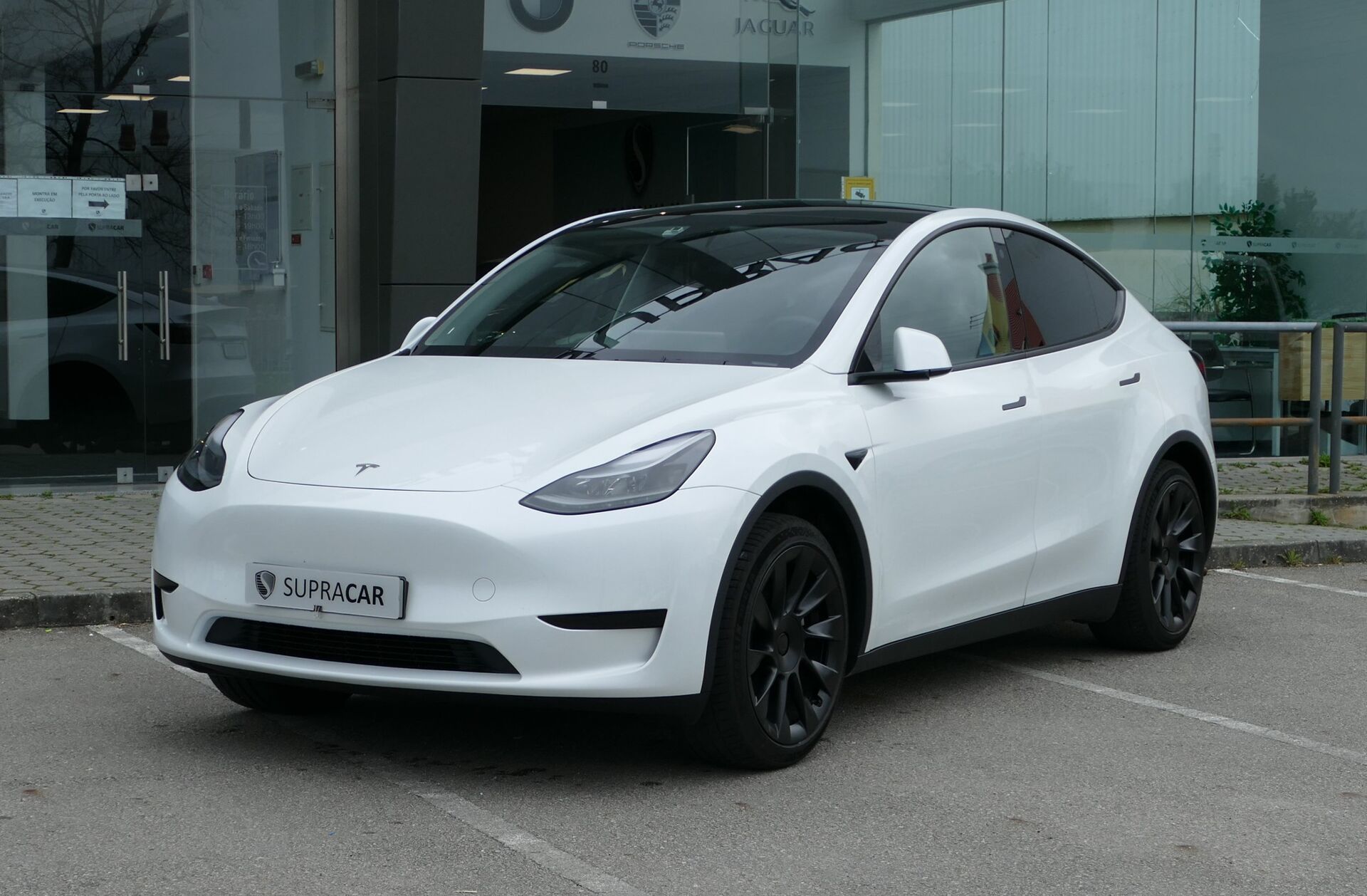 TESLA Model Y Long-Range RWD