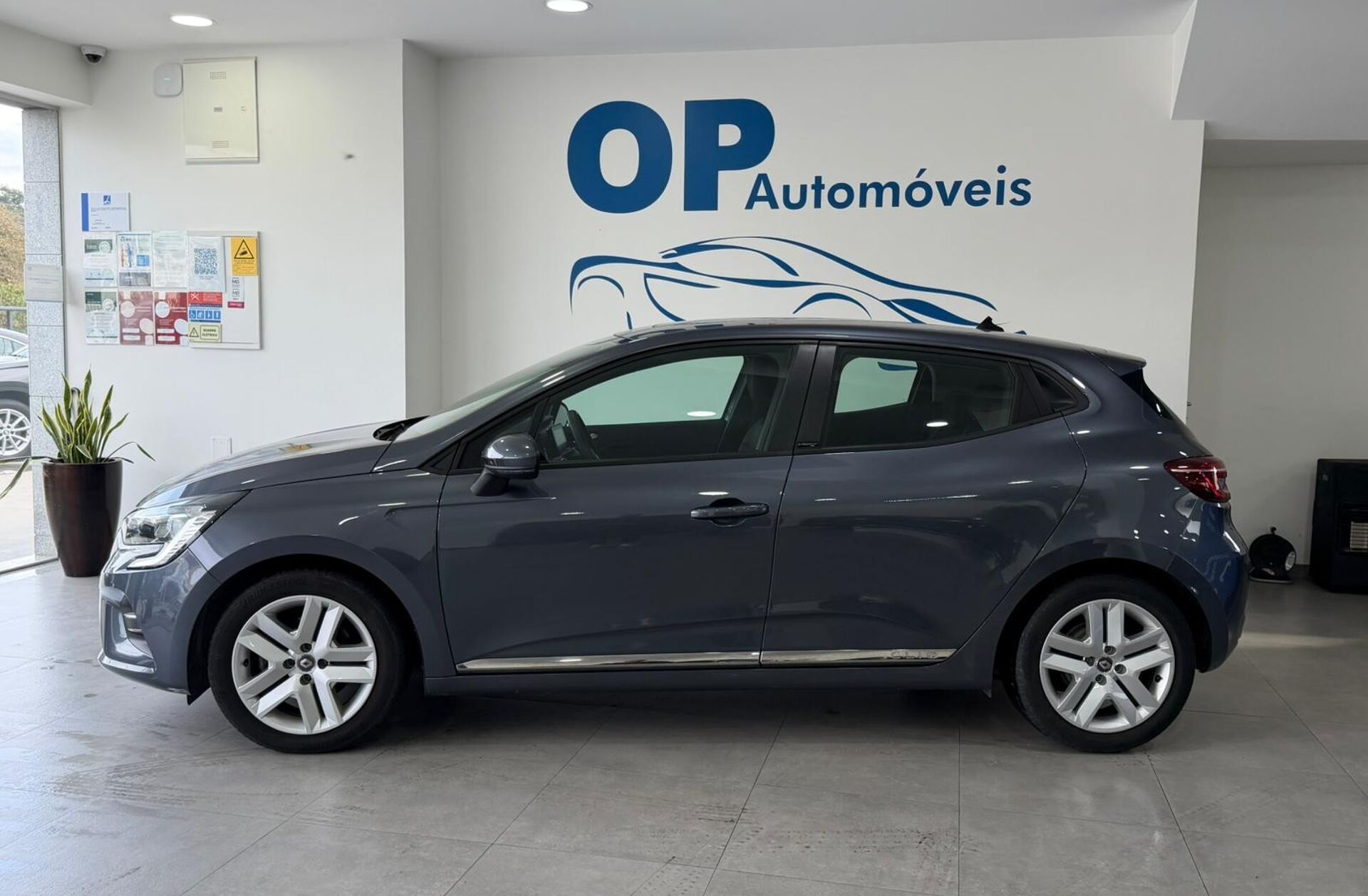 RENAULT Clio 1.6 E-Tech Intens