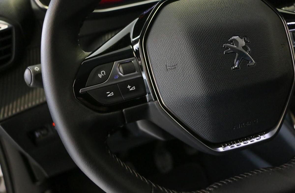 PEUGEOT 2008 1.2 PureTech Allure EAT8