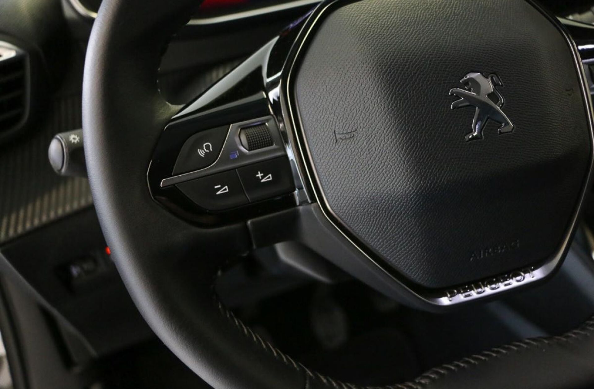 PEUGEOT 2008 1.2 PureTech Allure EAT8