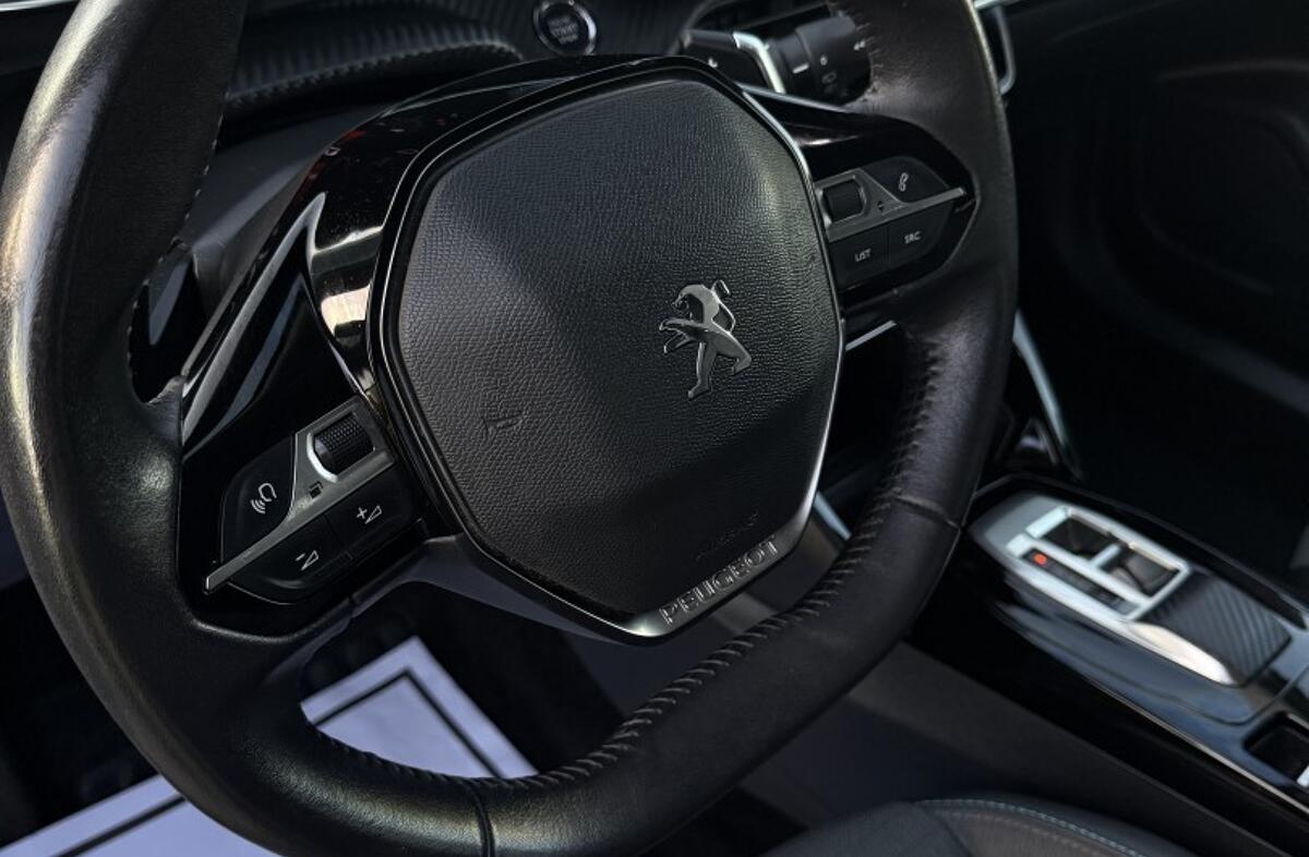 PEUGEOT 2008 1.2 PureTech Allure Pack EAT8