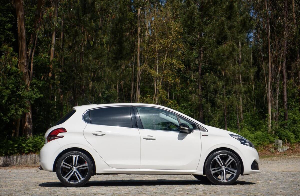 PEUGEOT 208 1.2 PureTech GT Line