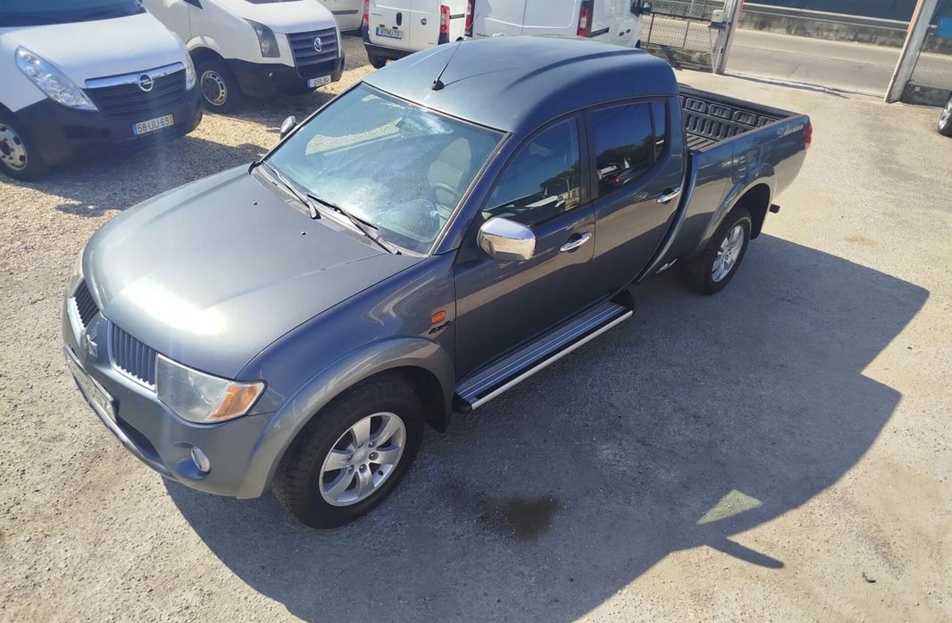 MITSUBISHI L 200 2.4 DI-D CD Invite 4WD