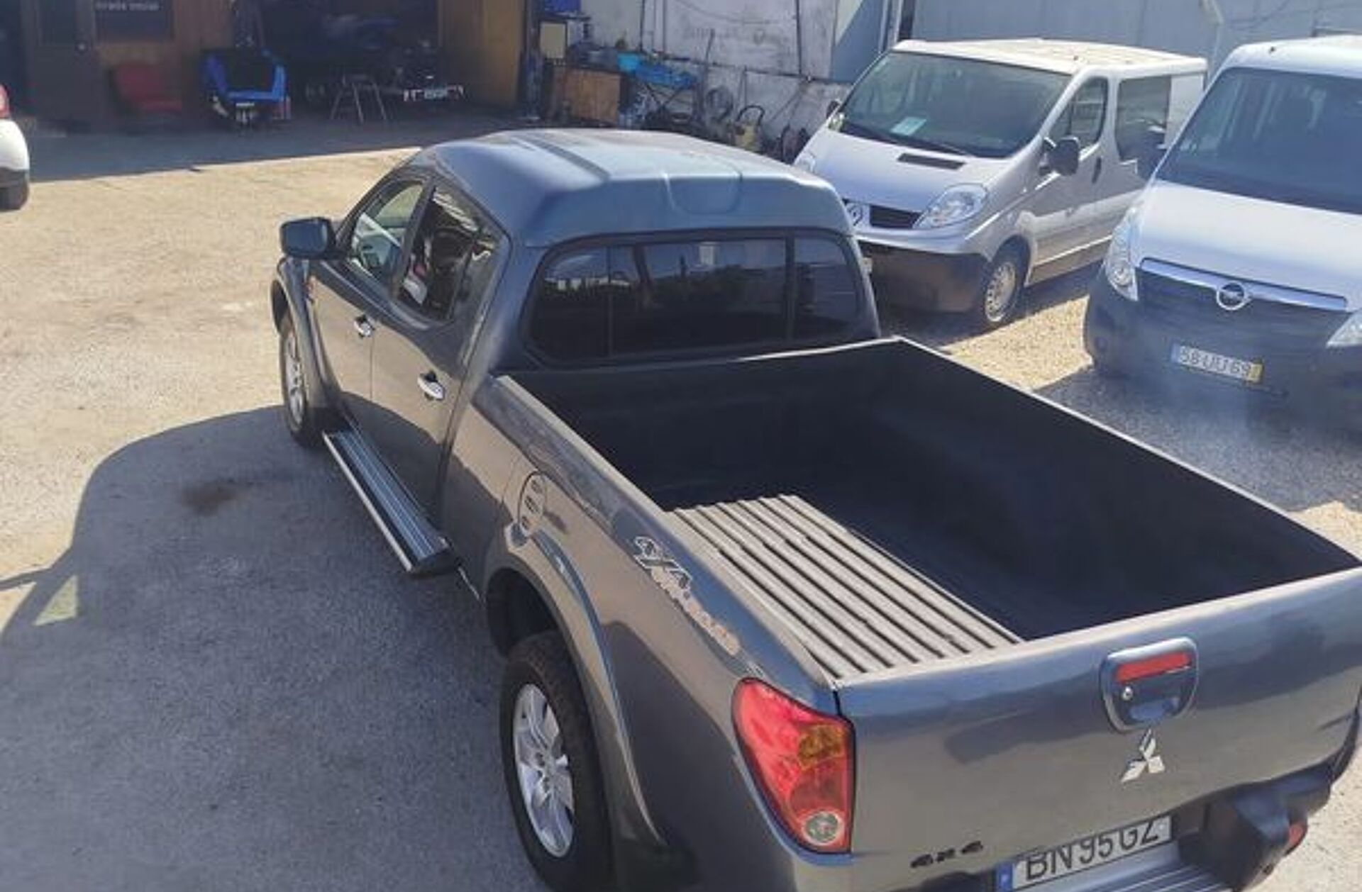 MITSUBISHI L 200 2.4 DI-D CD Invite 4WD