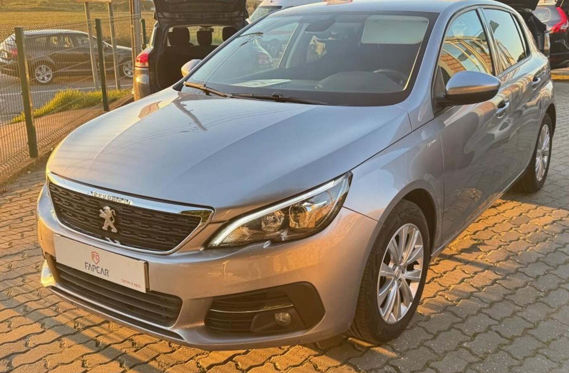 PEUGEOT 308 Outro