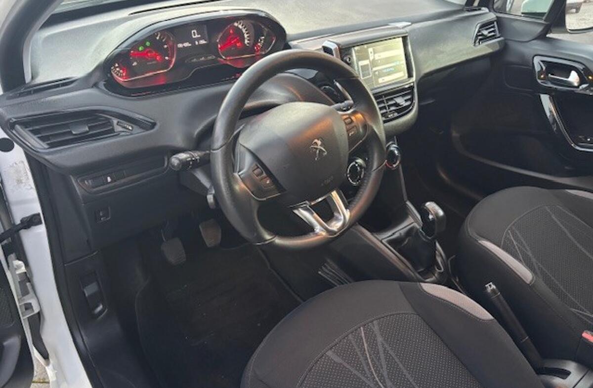 PEUGEOT 208 1.4 HDi SE Style