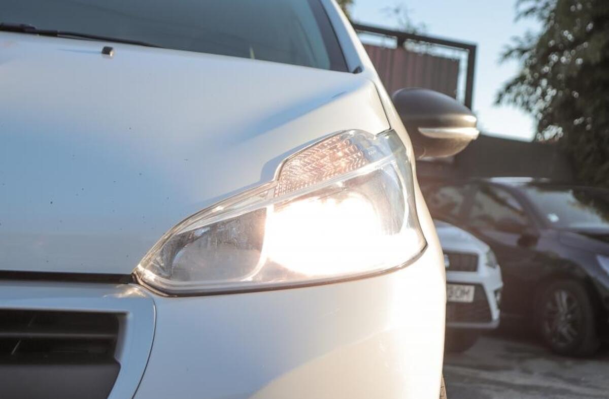 PEUGEOT 208 1.6 BlueHDi Style