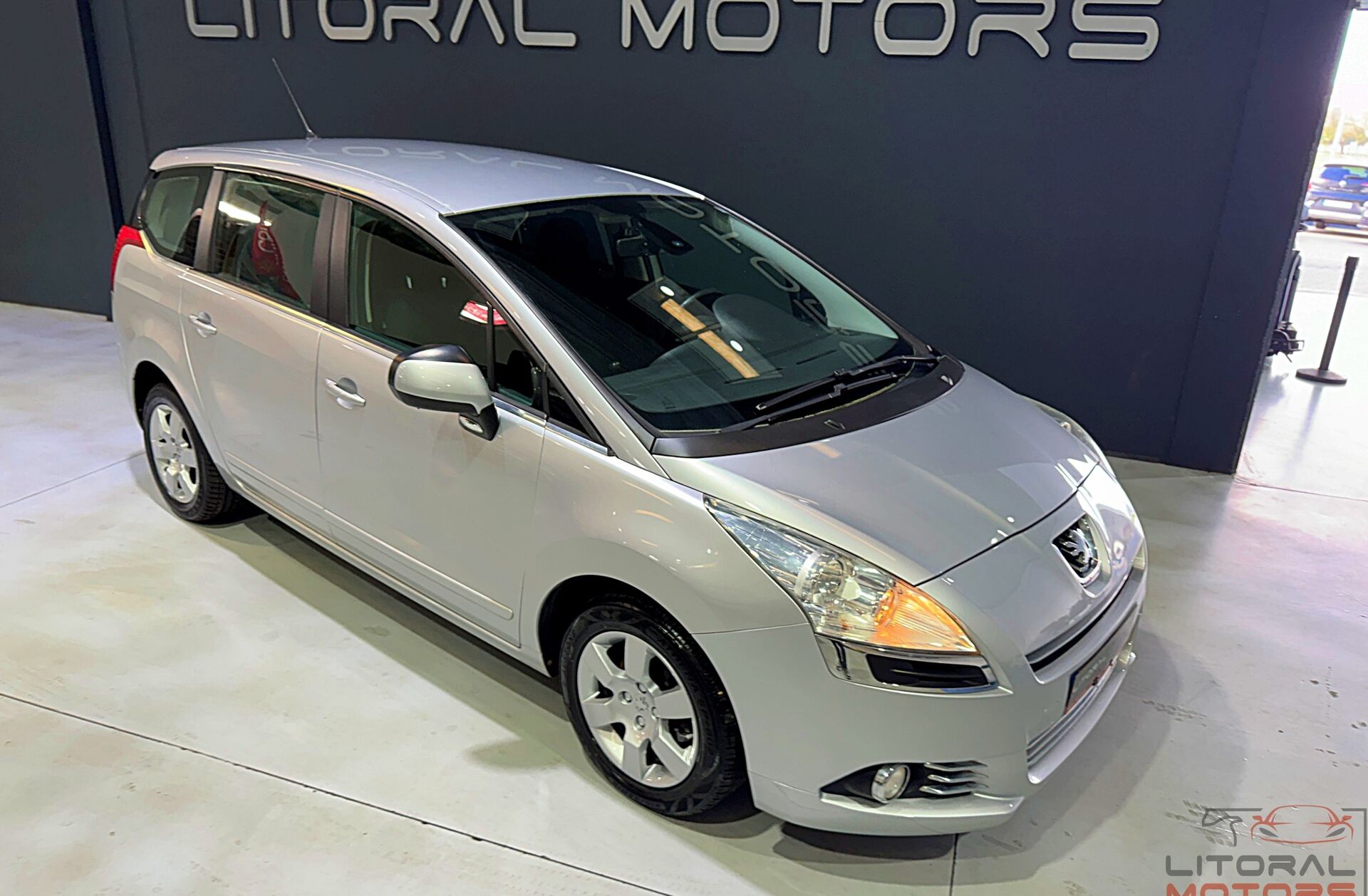 PEUGEOT 5008 1.6 HDi Executive JLL17