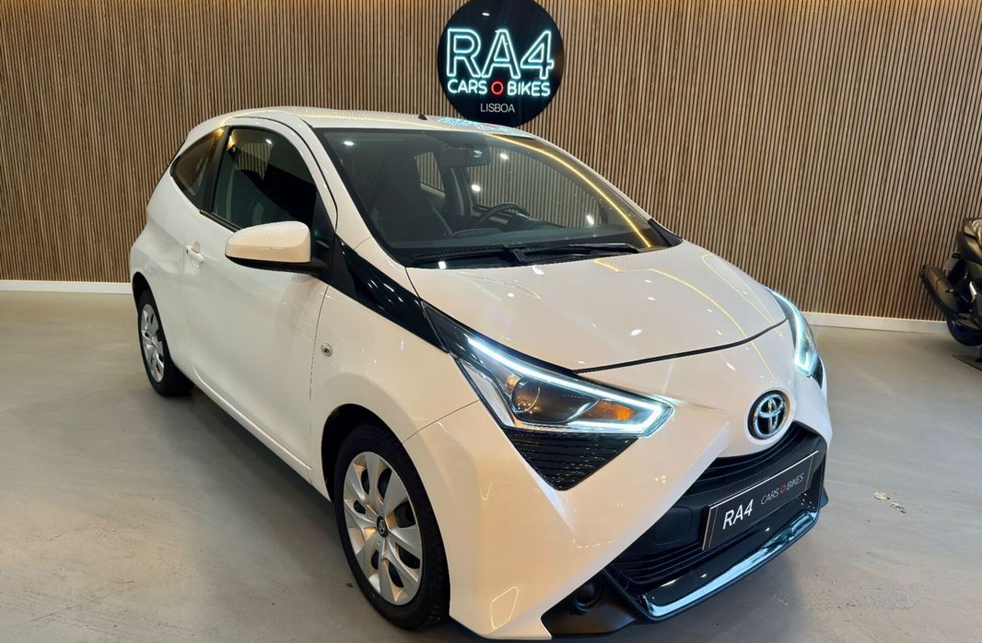 TOYOTA Aygo 1.0 X-Play Plus MM