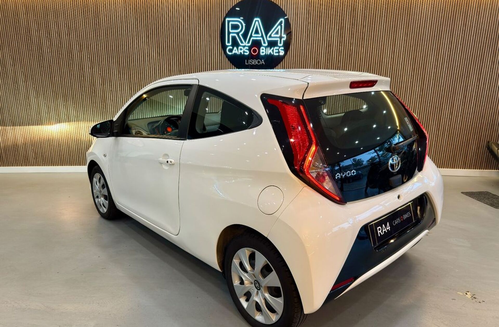 TOYOTA Aygo 1.0 X-Play Plus MM