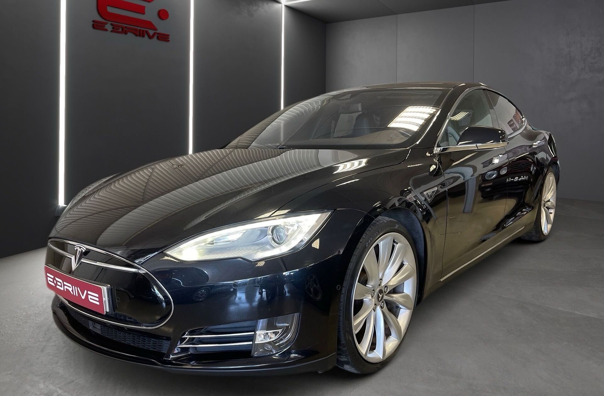 TESLA Model S 85D