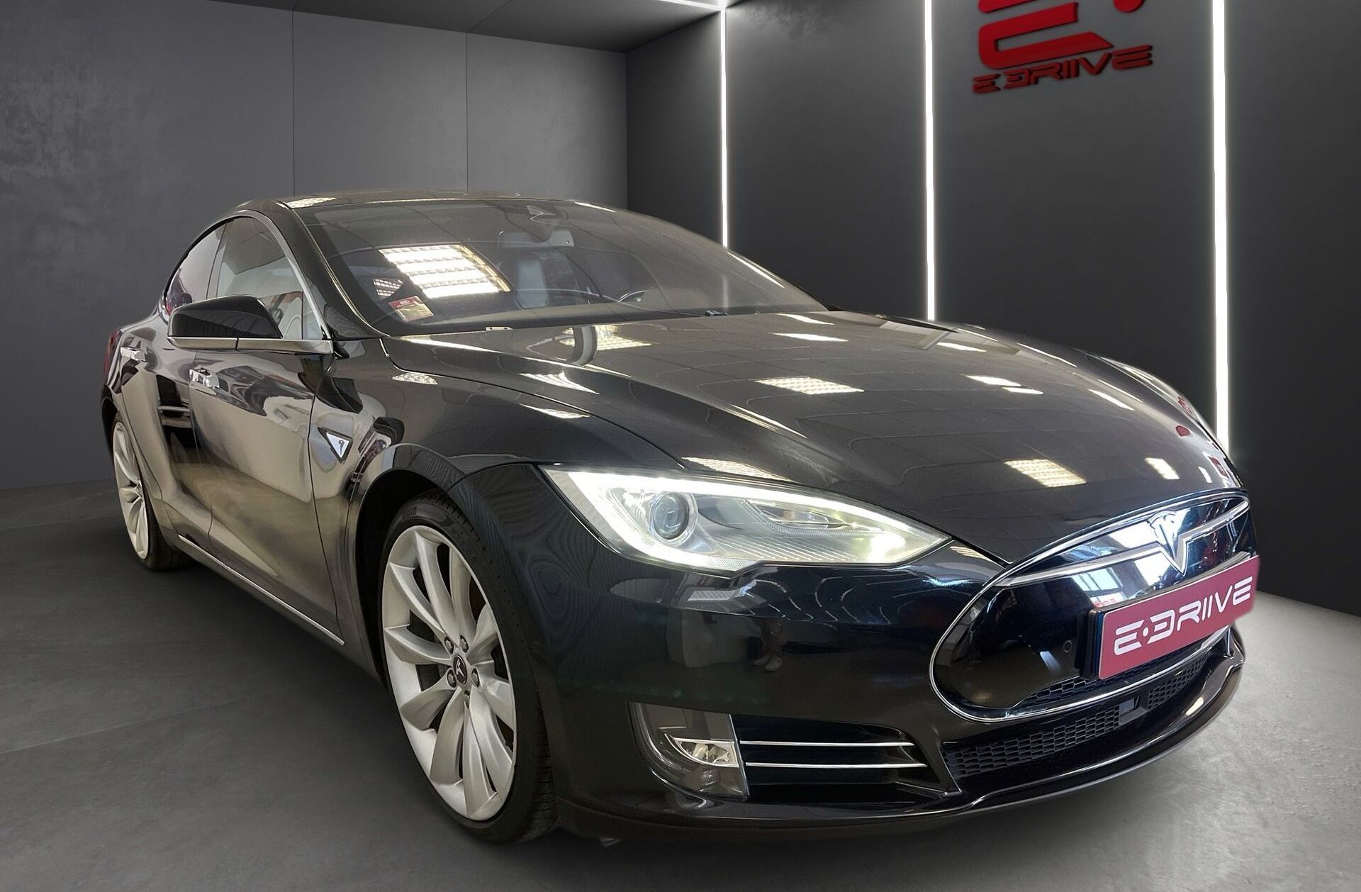 TESLA Model S 85D