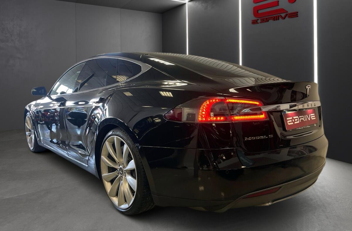 TESLA Model S 85D