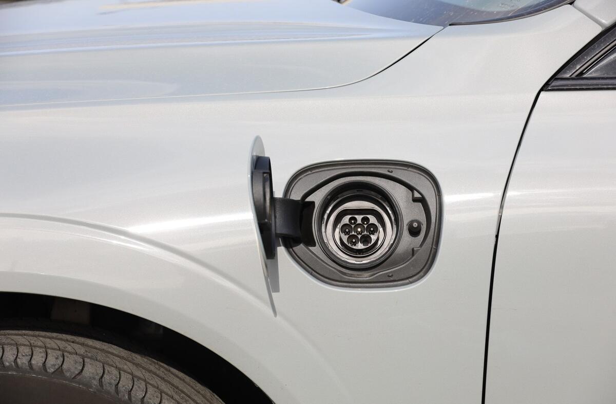 VOLVO XC60 2.0 T6 PHEV Ultra Dark AWD