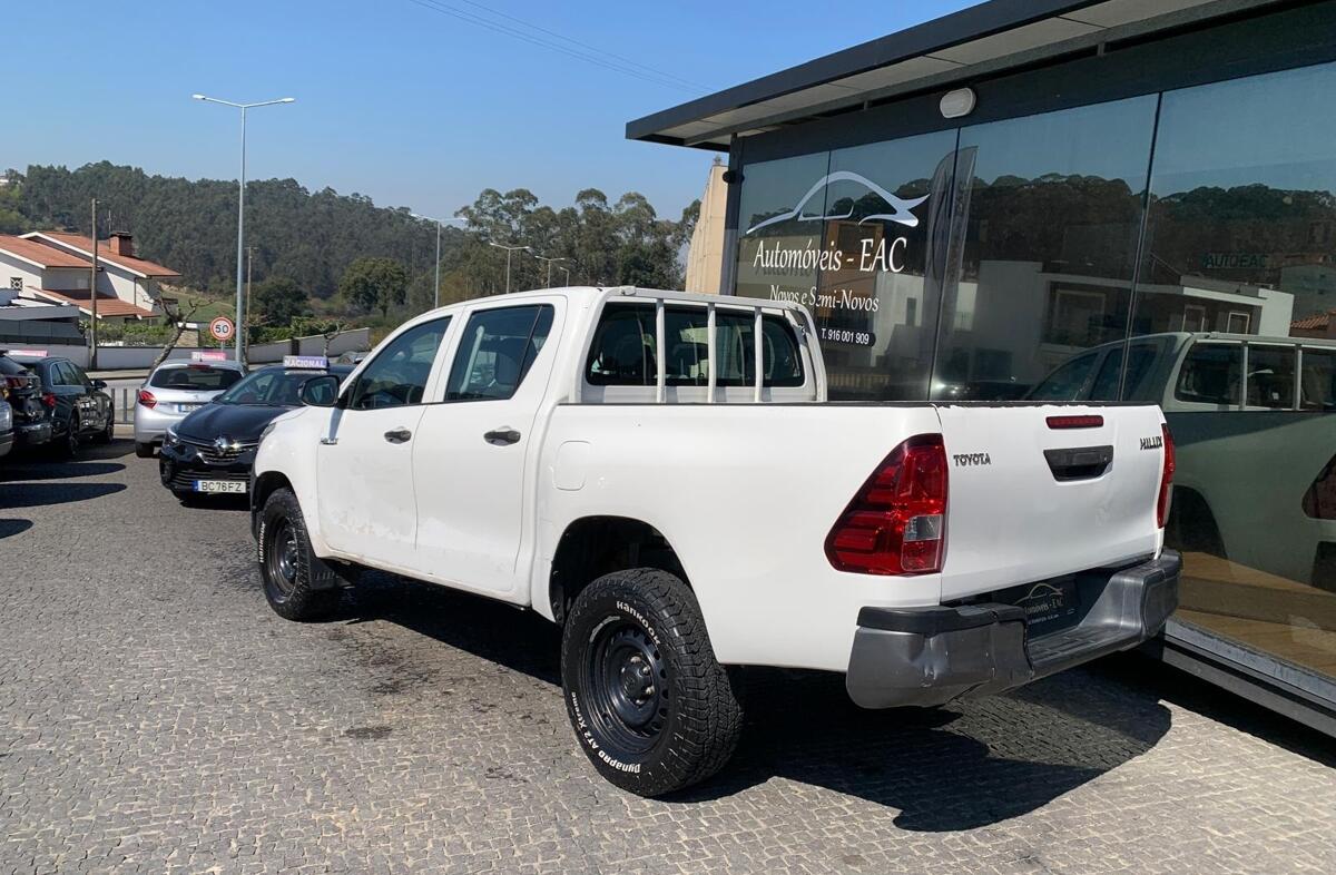 TOYOTA Hilux 2.4 D-4D 2WD CD