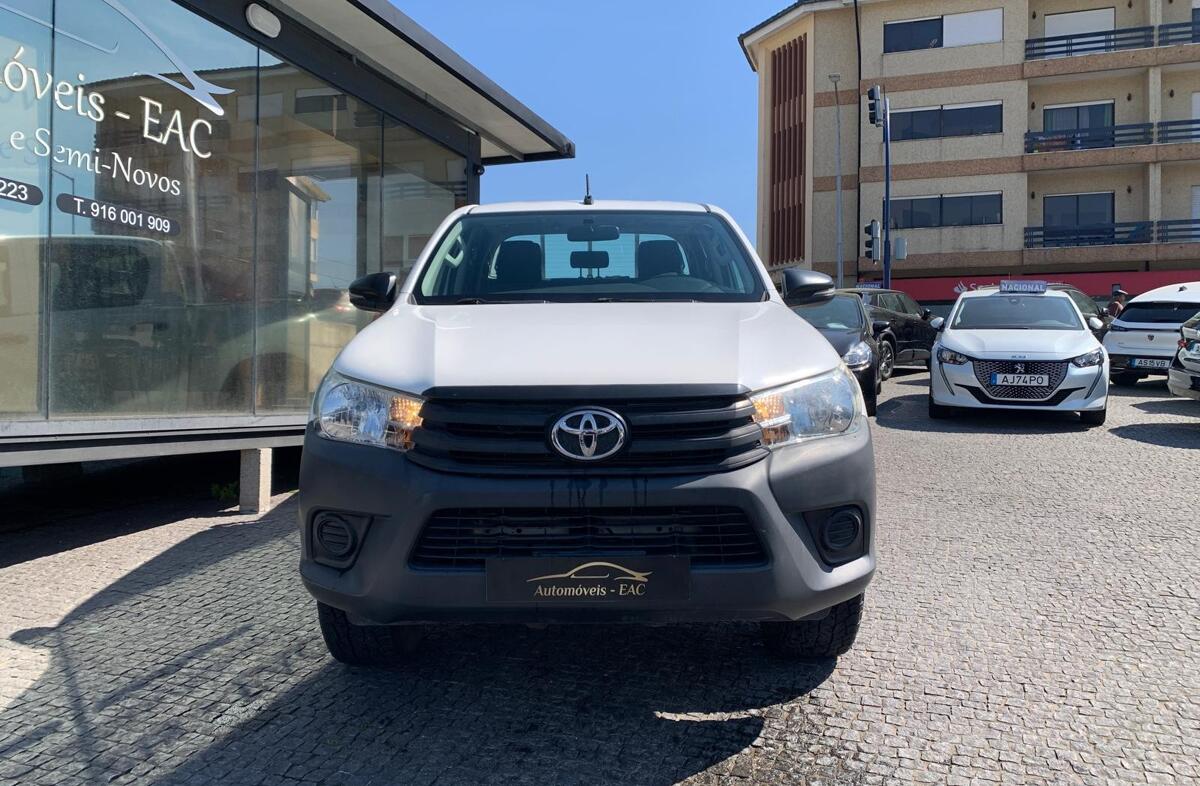 TOYOTA Hilux 2.4 D-4D 2WD CD