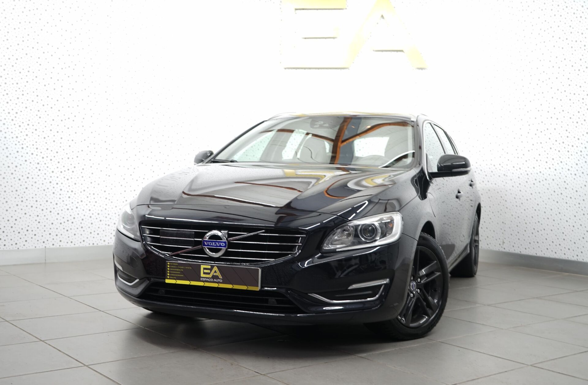 VOLVO V60 2.4 D6 Summum AWD Phev