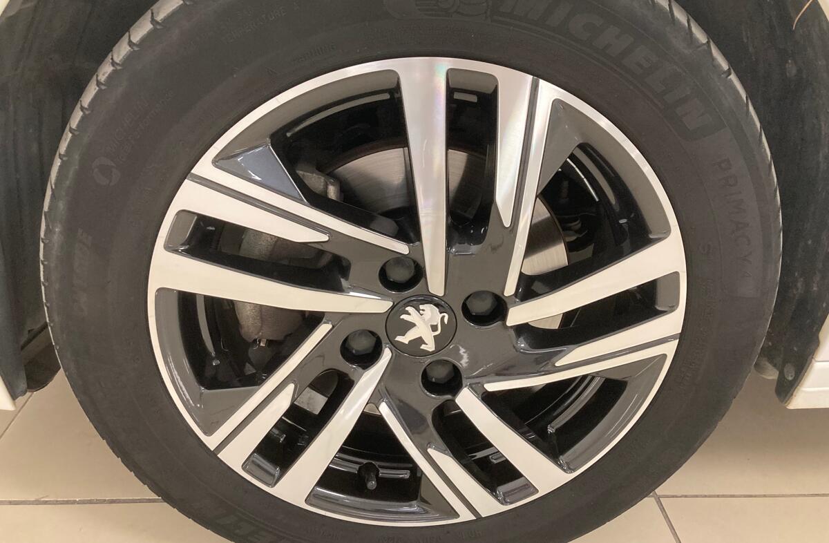 PEUGEOT 208 1.2 PureTech Allure EAT8