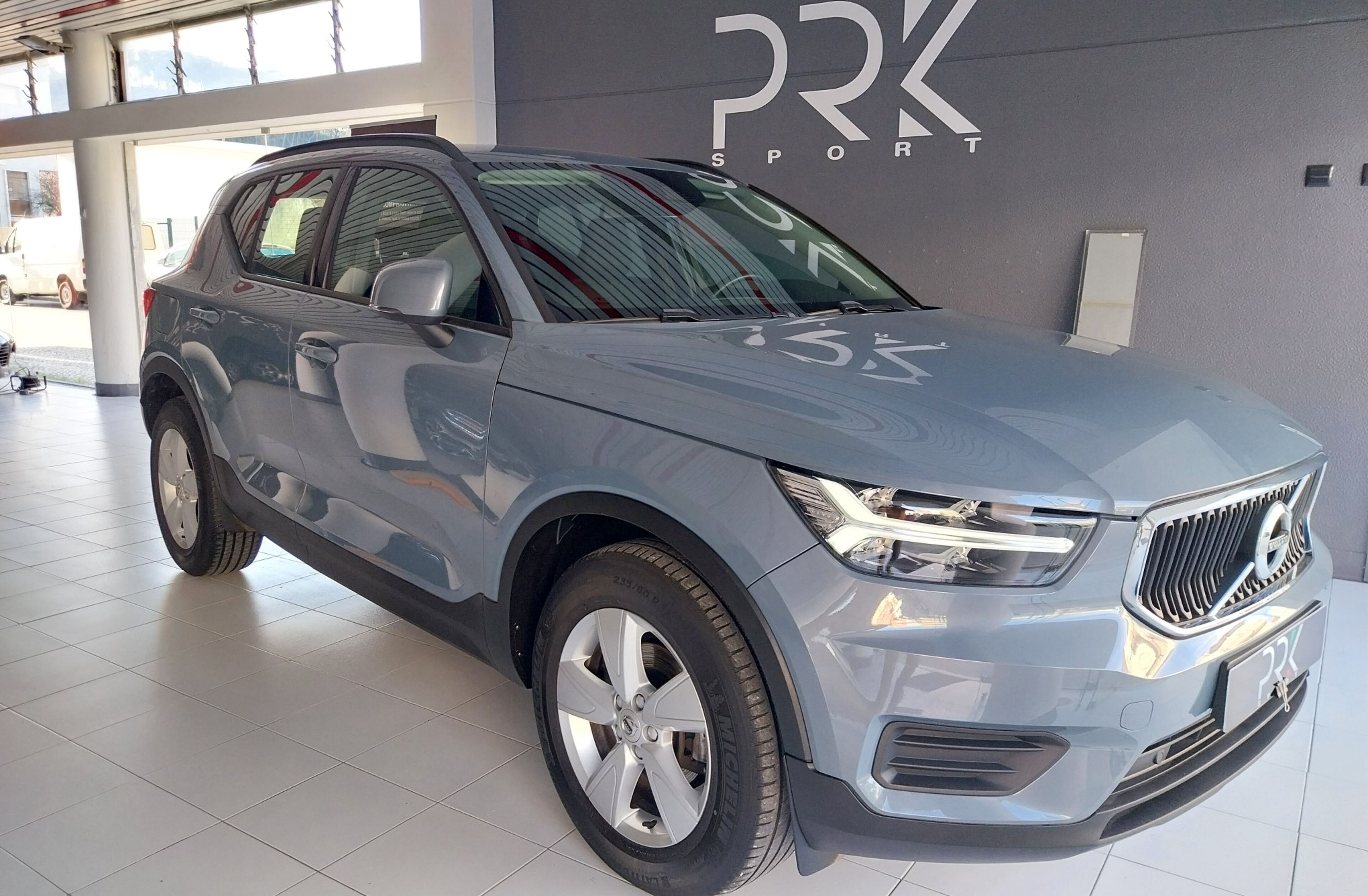 VOLVO XC40 T3 MOMENTUM TECH EDITION
