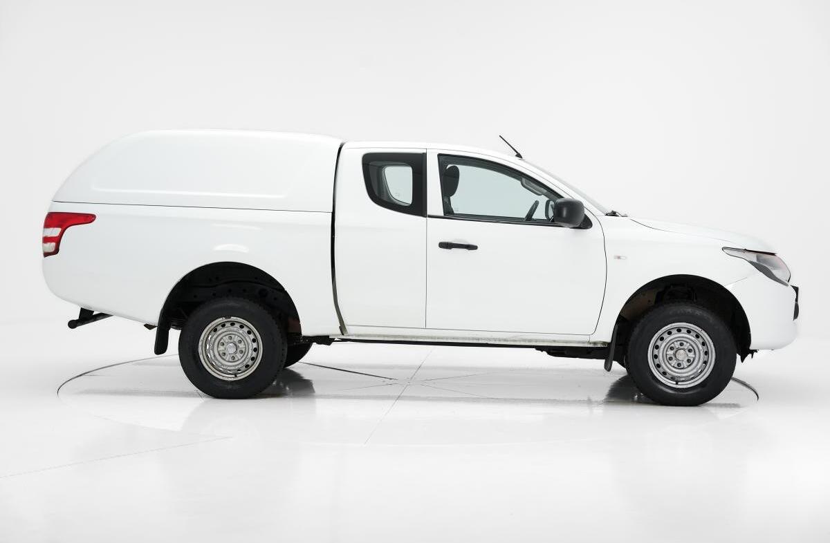 MITSUBISHI L 200 2.4 DI-D CD Invite 4WD