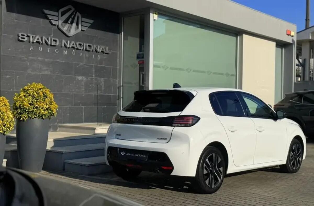 PEUGEOT 208 1.2 Hybrid Allure e-DCS6