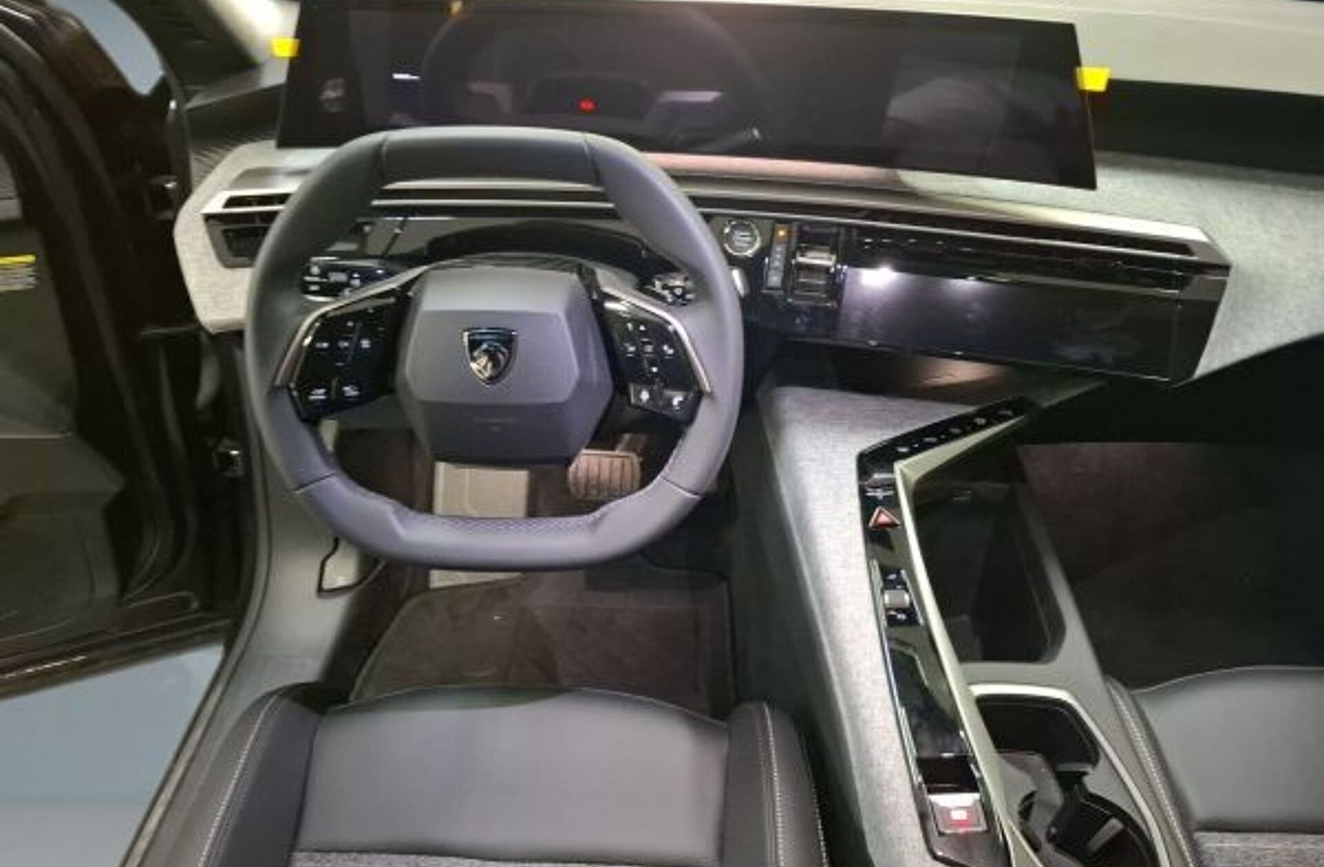 PEUGEOT 5008 1.2 Hybrid Allure e-DCS6